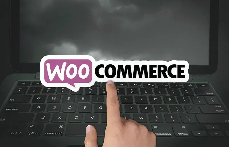Laptop mit überblendetem WooCommerce-Logo